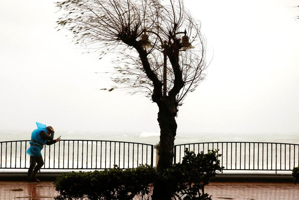 Zkáza na pobřeží: bouře Harry bičuje promenády, lodě a celé ulice