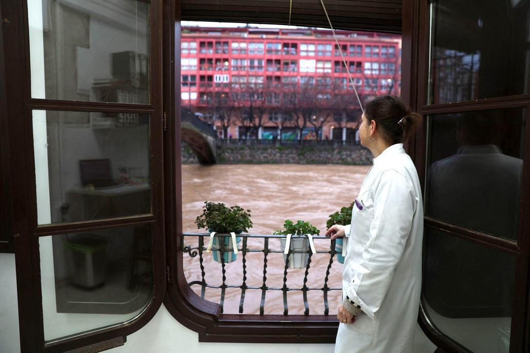 Zkáza na pobřeží: bouře Harry bičuje promenády, lodě a celé ulice