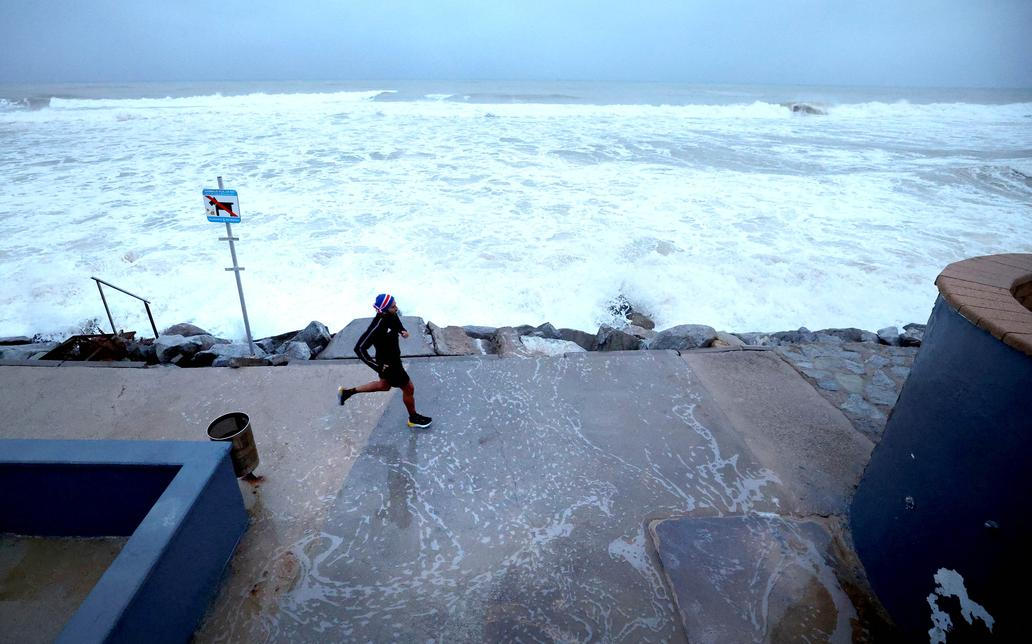Zkáza na pobřeží: bouře Harry bičuje promenády, lodě a celé ulice