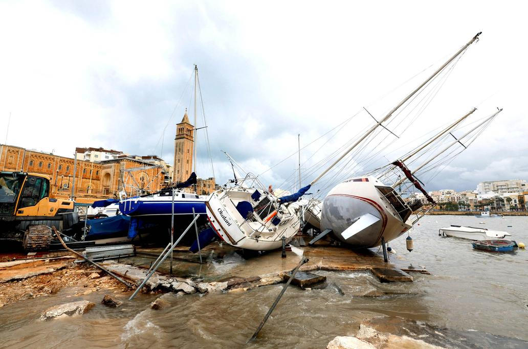 Zkáza na pobřeží: bouře Harry bičuje promenády, lodě a celé ulice