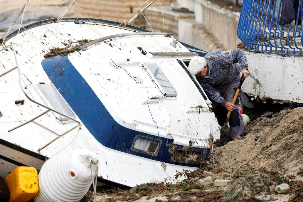 Zkáza na pobřeží: bouře Harry bičuje promenády, lodě a celé ulice