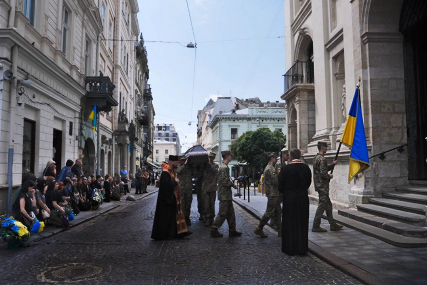 Nekonečné pohřby a město pod palbou. Čas do zásahu zachycuje život okupované Ukrajiny