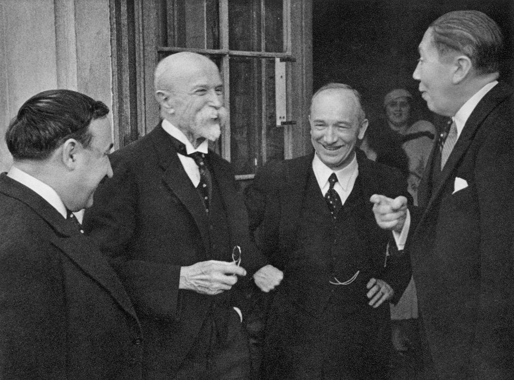 Prezident Tomáš Garrigue MASARYK (druhý zleva) a ministr zahraničí ČSR Edvard Beneš (druhý zprava ) se členy stálé rady Malé dohody v Lánech v r. 1933. Vlevo Bogoljub Jevtič, jugoslávský ministr zahraničí, vpravo rumunský ministr zahraničí Nicolae Titulescu.
