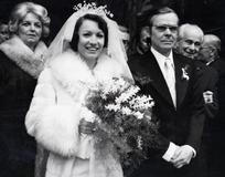 Svatba "lahůdkové Olinky" v podání Hany Maciuchové a inženýra Jaromírka, kterého hrál Eduard Cupák, v seriálu Žena za pultem (1977).