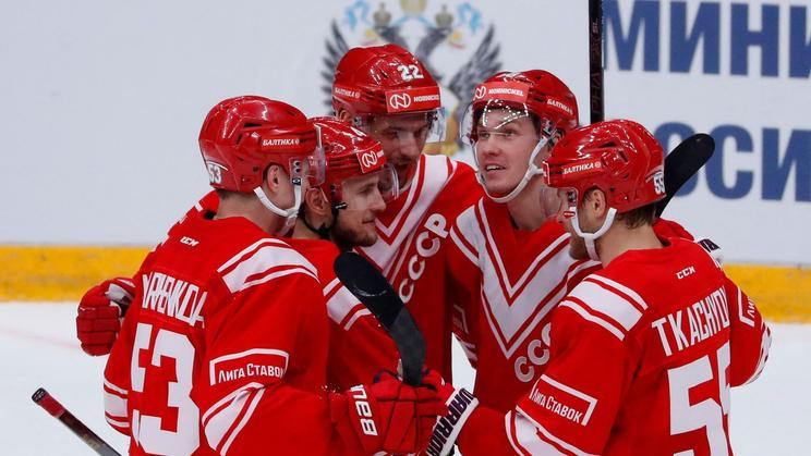 Ruští hokejisté v retro dresech Sovětského svazu na Channel One Cupu 2021