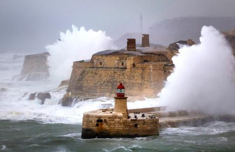 Zkáza na pobřeží: bouře Harry bičuje promenády, lodě a celé ulice
