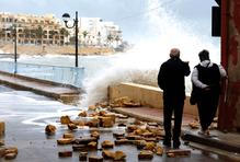 Zkáza na pobřeží: bouře Harry bičuje promenády, lodě a celé ulice