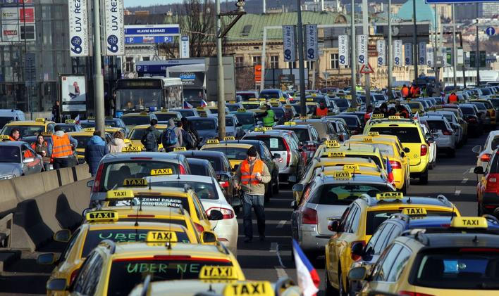 Pražští taxikáři musí od příštího roku přejít na vozy s nižšími emisemi.