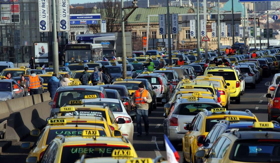 Pražští taxikáři musí od příštího roku přejít na vozy s nižšími emisemi.
