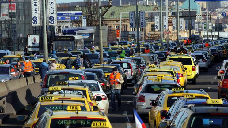 Pražští taxikáři musí od příštího roku přejít na vozy s nižšími emisemi.