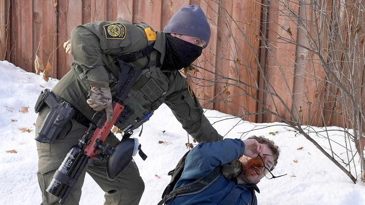 Floydovo město znovu krvácí. Agent ICE zastřelil ženu v pohybujícím se autě