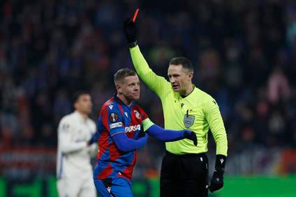 Matěj Vydra z Plzně obdržel v zápase Evropské ligy proti Portu červenou kartu.