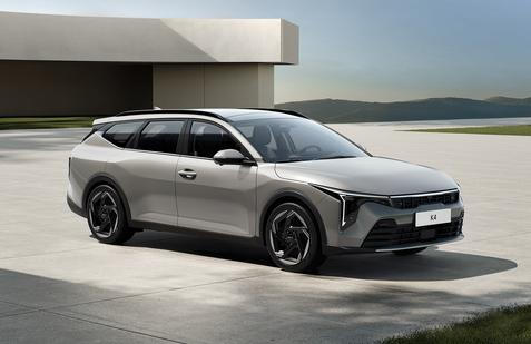 Kia představila nové kompaktní kombi K4 Sportswagon a rovnou odhalila i český ceník.