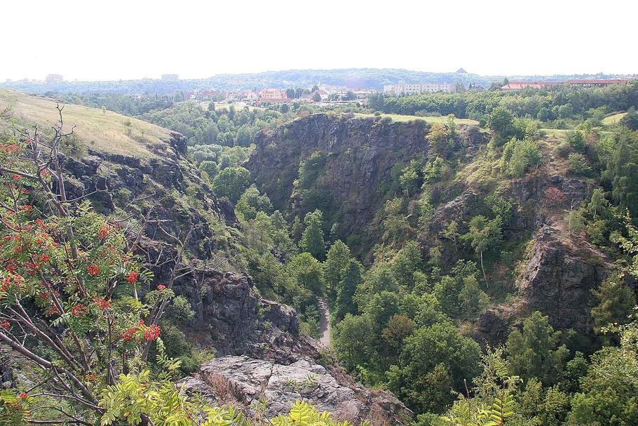Podzemní komplex se nachází v Divoké Šárce. Jeden ze vstupů ústil směrem k dnešní Evropské ulici, kterou můžete vidět v pozadí.