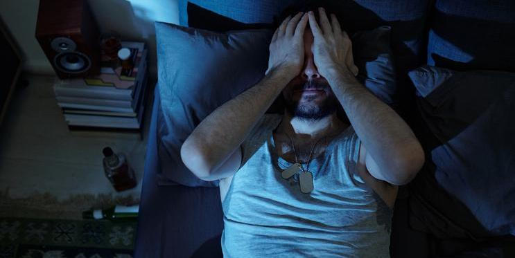 Neurovědec Andrew Huberman popsal jednoduchou techniku s dýcháním a pohybem očí, která podle něj dokáže během pár minut uklidnit mozek a pomoci znovu usnout.