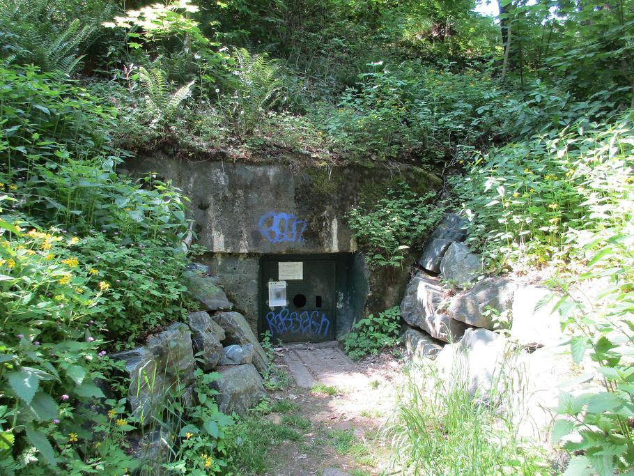 Vstup do šáreckého podzemí dnes vypadá nenápadně. Návštěva je možná s průvodcem v rámci komentovaných prohlídek.