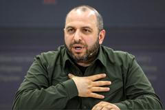 Tváře zlomového setkání. K jednomu stolu poprvé usednou Ukrajinci, Rusové i Američané