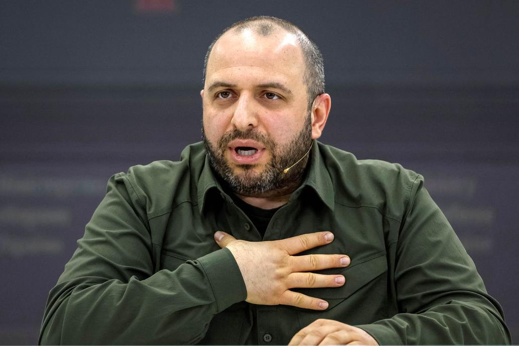 Tváře zlomového setkání. K jednomu stolu poprvé usednou Ukrajinci, Rusové i Američané