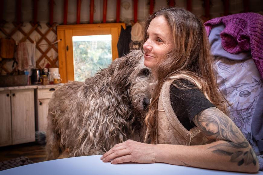 Kariéru vyměnila za život v jurtě a péči o psí seniory. V psím hospicu našla poslání