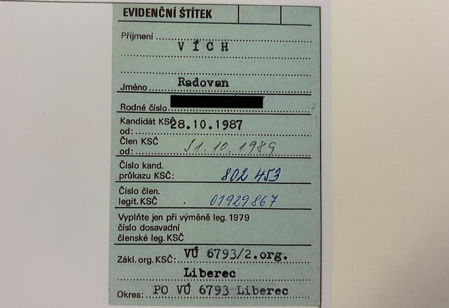 Evidenční štítek Radovana Vícha potvrzující jeho členství v KSČ.