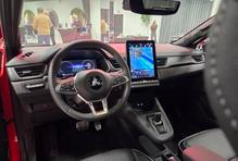 Interiér je až na logo prakticky totožný, nicméně vzhledem k uživatelské přívětivosti to není na škodu.