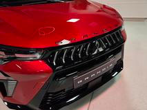 Designéři nicméně auto od francouzského sourozence vizuálně odlišili nejen jinou čelní maskou, ale i přepracovanou zadní částí.