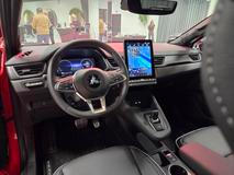 Interiér je až na logo prakticky totožný, nicméně vzhledem k uživatelské přívětivosti to není na škodu.