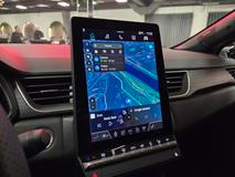 V nejvyšší výbavě má auto mimo jiné i navigaci a další služby společnosti Google.