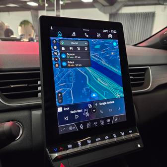 V nejvyšší výbavě má auto mimo jiné i navigaci a další služby společnosti Google.