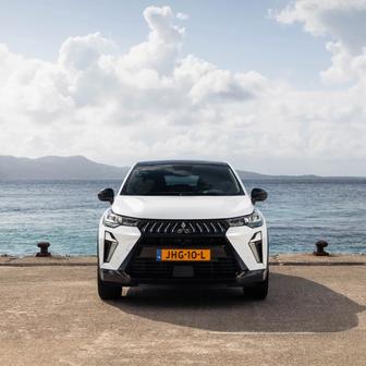 Na výběr je mildhybridní přeplňovaná třináctistovka nebo plně hybridní benzinová osmnáctistovka.