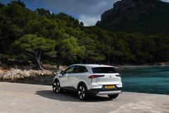 Grandis je ale delší, což znamená i větší zavazadlový prostor o objemu 576 až 708 litrů. Rozdíl je způsobený posuvnou zadní lavicí, která je standardní výbavou vozu.