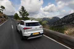 Grandis vychází z Mitusbishi ASX, obě SUV mají stejný rozvor náprav 2638 mm.