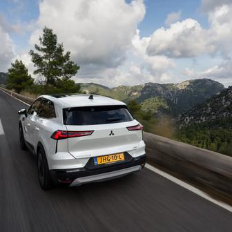 Grandis vychází z Mitusbishi ASX, obě SUV mají stejný rozvor náprav 2638 mm.