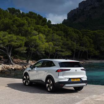 Grandis je ale delší, což znamená i větší zavazadlový prostor o objemu 576 až 708 litrů. Rozdíl je způsobený posuvnou zadní lavicí, která je standardní výbavou vozu.