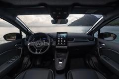 V nabídce jsou čtyři výbavové stupně, které mají pevně danou skladbu prvků, připlácet se dá za lakování, případně příslušenství.