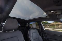 Platí to i o prosklené panoramatické střeše s automatickým zatmavováním.