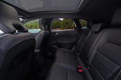 Vzadu je díky posuvné lavici poměrně dost místa.