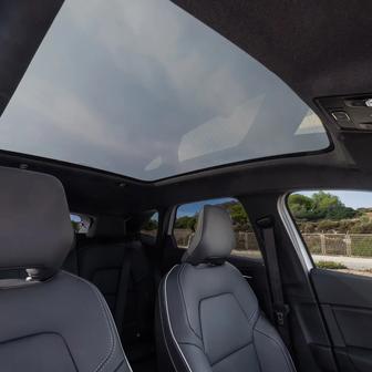 Platí to i o prosklené panoramatické střeše s automatickým zatmavováním.