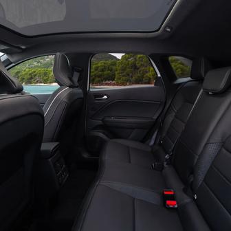 Vzadu je díky posuvné lavici poměrně dost místa.