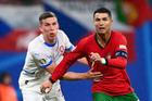 Portugalská hvězda Cristiano Ronaldo (vpravo) v souboji s českým reprezentantem Lukášem Provodem