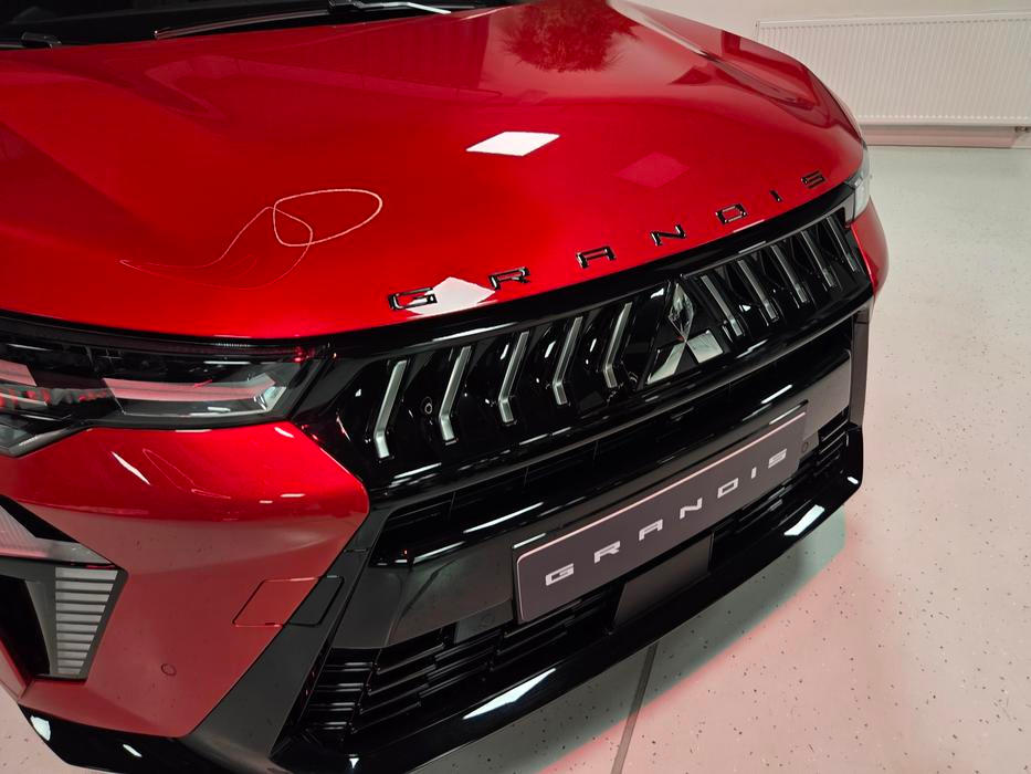 Designéři nicméně auto od francouzského sourozence vizuálně odlišili nejen jinou čelní maskou, ale i přepracovanou zadní částí.