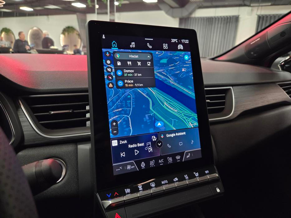 V nejvyšší výbavě má auto mimo jiné i navigaci a další služby společnosti Google.