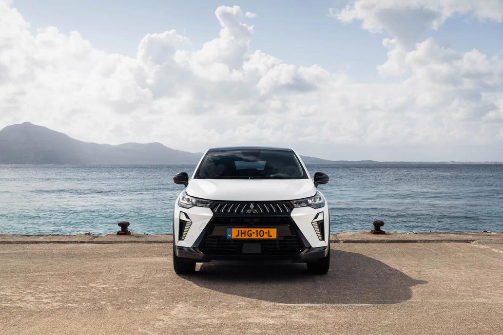 Na výběr je mildhybridní přeplňovaná třináctistovka nebo plně hybridní benzinová osmnáctistovka.