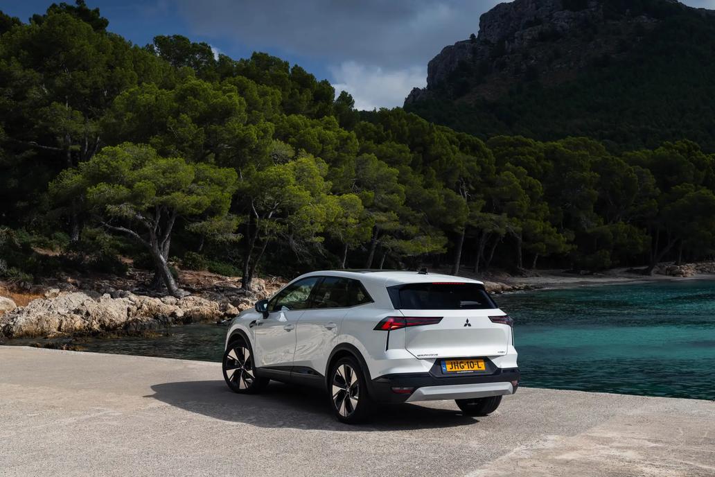 Grandis je ale delší, což znamená i větší zavazadlový prostor o objemu 576 až 708 litrů. Rozdíl je způsobený posuvnou zadní lavicí, která je standardní výbavou vozu.