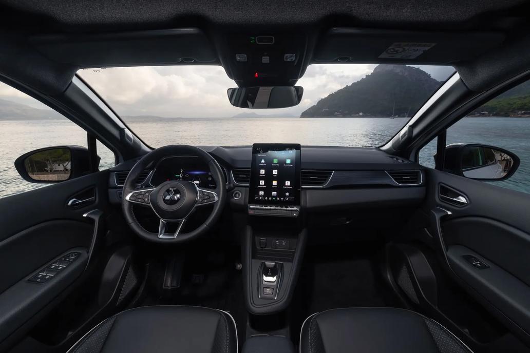 V nabídce jsou čtyři výbavové stupně, které mají pevně danou skladbu prvků, připlácet se dá za lakování, případně příslušenství.