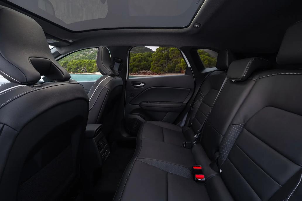 Vzadu je díky posuvné lavici poměrně dost místa.