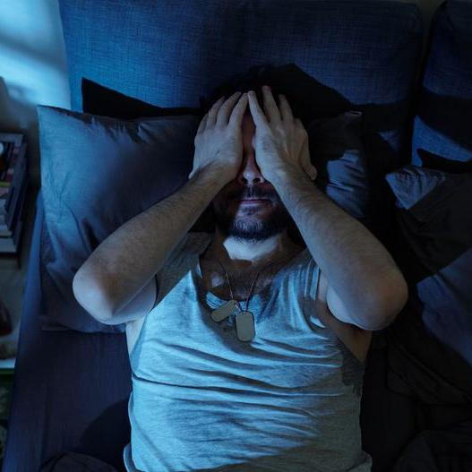 Neurovědec Andrew Huberman popsal jednoduchou techniku s dýcháním a pohybem očí, která podle něj dokáže během pár minut uklidnit mozek a pomoci znovu usnout.