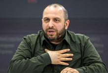 Tváře zlomového setkání. K jednomu stolu poprvé usednou Ukrajinci, Rusové i Američané