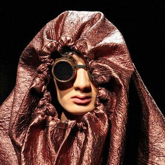 Škoda tyhle fotky minout: tenis a haute couture, pozor „Čelisti“ a ledový mráz