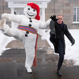 Škoda tyhle fotky minout: tenis a haute couture, pozor „Čelisti“ a ledový mráz